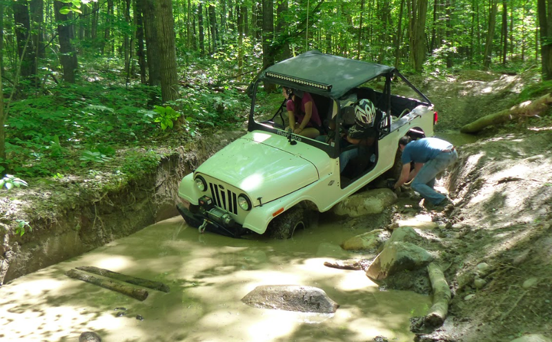 Illustration for article titled Here's How The Mahindra Roxor Compares To A 1948 Willys CJ-2A Jeep Off-Road